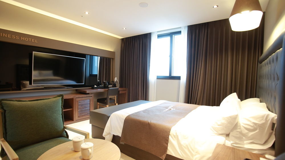 Golden Business Hotel Jinju Exterior photo