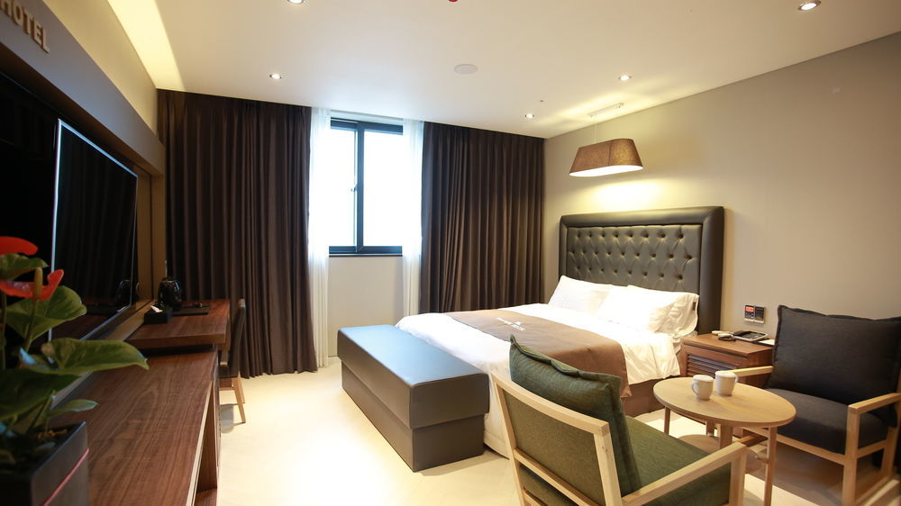 Golden Business Hotel Jinju Exterior photo