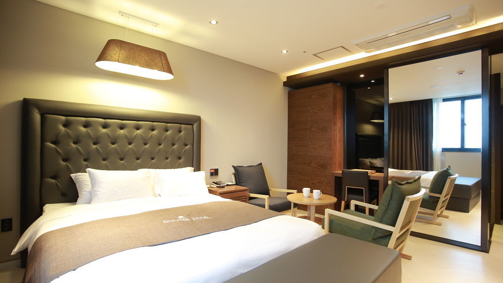 Golden Business Hotel Jinju Exterior photo